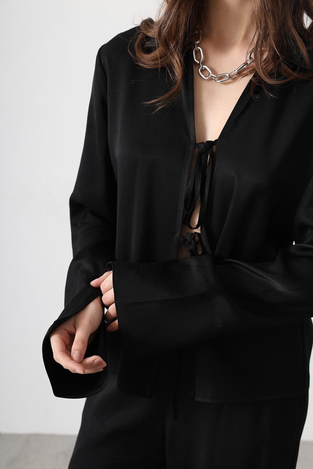 Ön bağlamalı Siyah Saten Takım